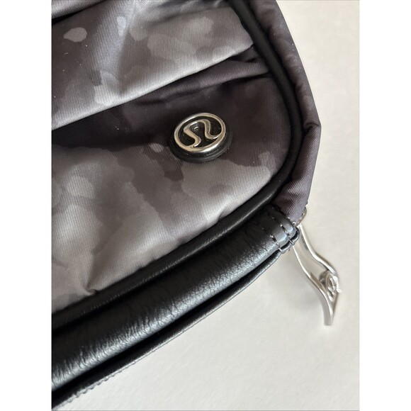 NWT Lululemon 1 Piece Gym Essentials Kit Gray Black Toiletry Makeup Travel Bag - Picture 3 of 13